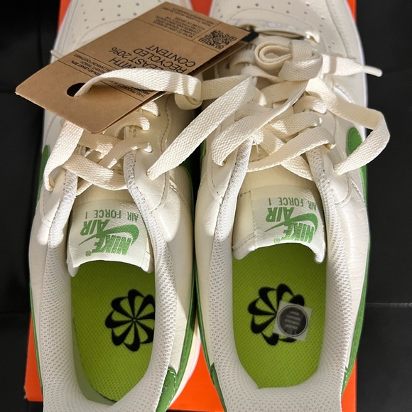 These are a woman’s Air Force One size 9 1/2 women’s eight men’s - Picture 4 of 5